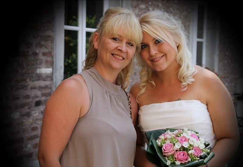Bruid met moeder, trouwfoto's zijn voor de hele familie