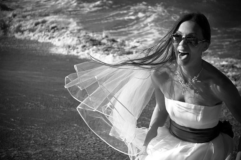 Bruid op het strand, zwart-wit fotografie, sluier, creatieve foto