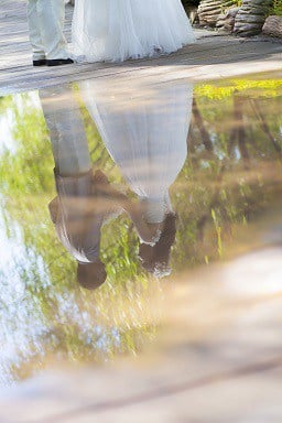 Bruidspaar weerspiegeld in plas
