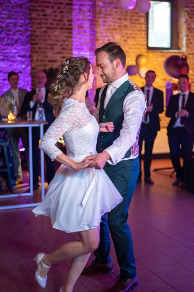 bruidsfoto-openingsdans-trouwfeest-bruidspaar