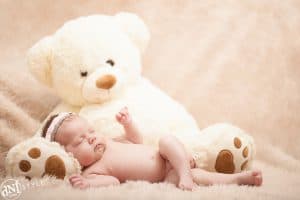 newborn-shoot-limburg-baby-met-beer-danielle-frenk