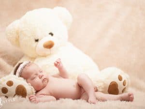 newborn-shoot-limburg-baby-met-beer-danielle-frenk