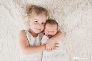 Newborn shoot Limburg, newborn baby met zusje