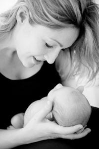 Newborn shoot Overijssel Zwolle - Lotte, mama en newborn baby