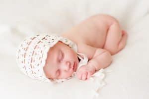 Newborn shoot Overijssel Enschede- Lotte, newborn baby kanten mutsje