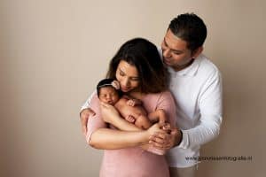 Newborn shoot fotograaf Gelderland - Linda, ouders met newborn baby