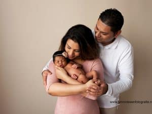 Newborn shoot fotograaf Gelderland - Linda, ouders met newborn baby