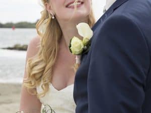Trouwfotograaf Goes - Anneke Veronica, bruidspaar op strand
