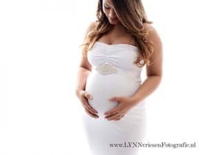 Zwangerschapsshoot fotograaf Gelderland - LYNN Vriesen, zwangere vrouw