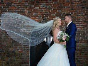 Bruidsreportage-Groningen-sluier-bruidspaar-Paul