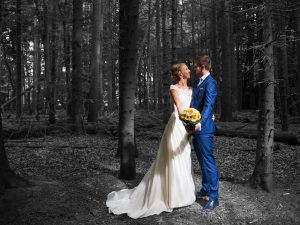 Goedkope trouwfotograaf Groningen, bos zwart wit kleureffect, Dineke