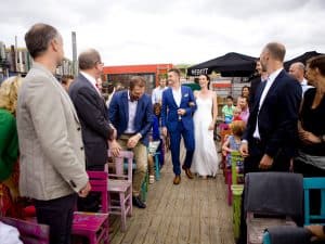trouwfotograaf-den-haag-strandpaviljoen-ceremonie-buiten