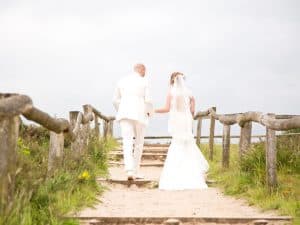 Betaalbare trouwfotograaf Friesland, trouwfotoshoot strand, Lex