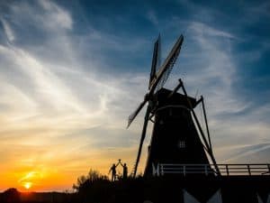 Bruidsfotografie-Limburg-ondergaandezon-silhouette bruidspaar, Eric
