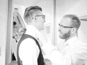 Goedkope trouwfotograaf Friesland, bruidegom best man, Lex