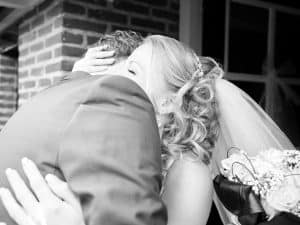 Goedkope trouwfotograaf Groningen, ophalen bruid sluier, Lex