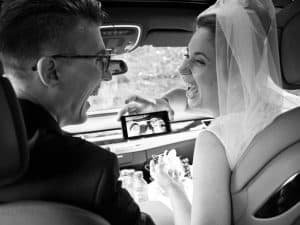 Goedkope trouwfotograaf Leeuwarden Friesland, trouwauto bruidspaar, Lex