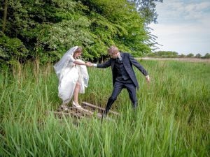 Bruidsfotografie Zeeland, bruid in weiland, Dick