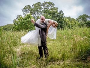 Fotograaf bruiloft Zeeland, weiland, spontaan bruidspaar, Dick
