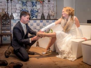 Huwelijksfotograaf Zeeland, bruidegom helpt bruid Zierikzee, Dick