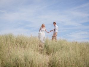 Trouwfotograaf Middelburg Zeeland, duinen en strand fotoshoot, Dick