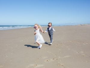 Trouwfotograaf Vlissingen, bruidskinderen strand, Dick
