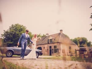 8. Trouwreportage bruiloft Friesland, Sneek, trouwauto, Nickie